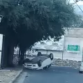 Un auto volc tras chocar a un rodado estacionado cerca de una estacin de servicio