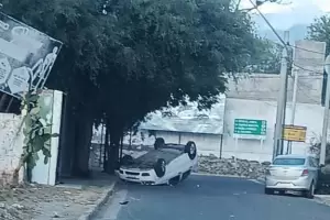 Un auto volc tras chocar a un rodado estacionado cerca de una estacin de servicio