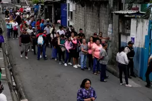 Ecuador define en las urnas una reforma constitucional que habilita bases militares extranjeras