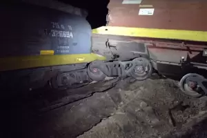 Descarril� un tren de cargas en San Antonio de La Paz: vagones bloquearon un cruce vial