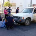 Fuerte choque entre una moto y una camioneta: una mujer result lesionada