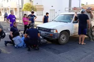 Fuerte choque entre una moto y una camioneta: una mujer result lesionada