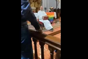 Un joven irrumpi en una misa inclusiva y acus de "traidores" a los sacerdotes