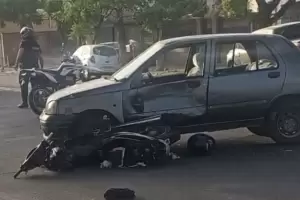 Catamarca: un motociclista result herido tras chocar contra un auto en una avenida