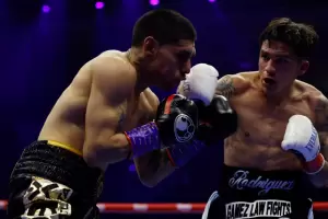 El "Puma" Martnez cay por nocaut en Arabia Saudita y perdi la unificacin histrica del peso supermosca