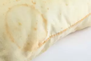 El truco casero para eliminar manchas de baba y humedad de la almohada que ya utilizan muchos hogares de Catamarca