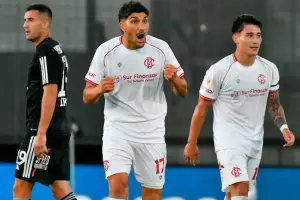Barracas Central resisti con uno menos y venci a Deportivo Riestra en el alargue