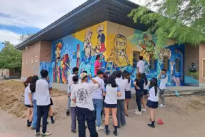 La Escuela Secundaria N 76 inaugur un mural comunitario para fortalecer lazos e identidad institucional