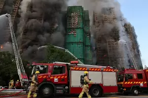 Incendio en un edificio de Hong Kong deja cuatro muertos y al menos ocho heridos