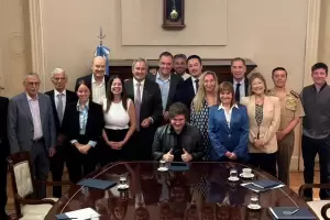 Milei relanz el Gabinete con foto oficial y la presencia de Presti en uniforme militar