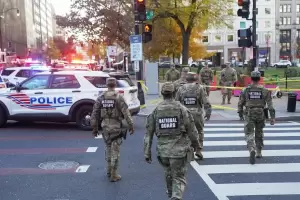 Tiroteo en Estados Unidos: balearon a dos soldados de la Guardia Nacional