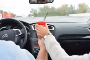 Multas por tomar mate mientras se maneja: qu provincias las aplican y cunto pueden costar