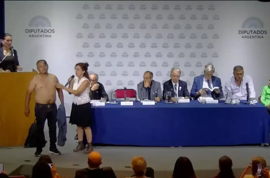 El polmico acto del "hombre imn"