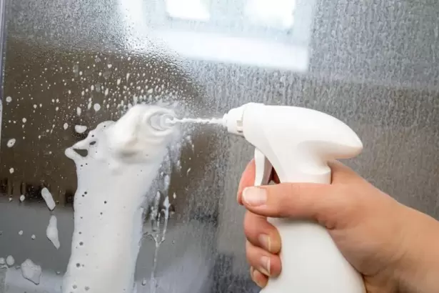 Solo con vinagre y papel manteca: truco infalible para quitar las manchas de sarro de la mampara del ba�o