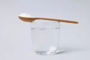 Mezclar tres cucharadas de sal con agua: para qu sirve y por qu hacerlo el primer domingo de cada mes