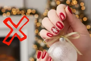 Tendencia Navidad 2025: el dorado desplaza al rojo y al verde en las uas festivas