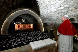 Len XIV inicia su visita a Lbano con una plegaria en la tumba de San Charbel