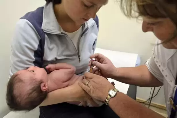 Alerta por el resurgimiento de la tos convulsa y una nueva vacuna llega como respuesta