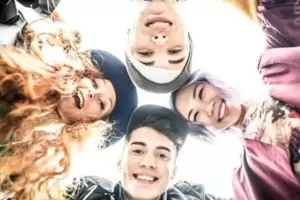 Redefinen el desarrollo humano: la adolescencia estructural se extiende hasta los 32 a�os