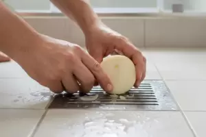 Cebolla para limpiar rejillas: el truco casero que gana terreno en los hogares, tambin recomendado en Catamarca