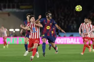 Barcelona le gan al Atltico de Madrid de los argentinos y se afianza como lder