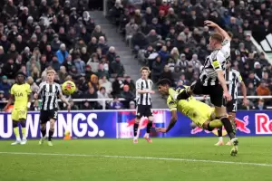 El "Cuti" Romero marc de palomita y de chilena para el empate de Tottenham a Newcastle