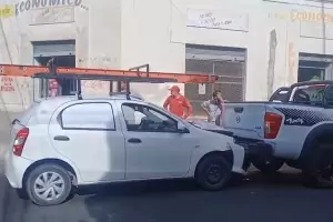 Caos en el centro de Catamarca: choque de dos vehculos en Junn y Prado