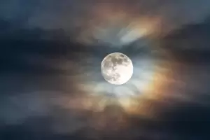 Una corona lunar sobre Catamarca: la luna rodeada por un arco iris