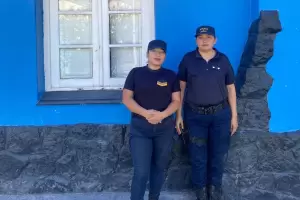 Dos policas rescataron a un beb que se asfixiaba con un juguete en Catamarca