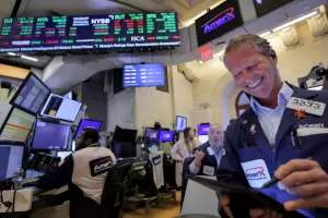 Bajan el dlar oficial y el riesgo pas tras el anuncio del retorno al mercado de deuda