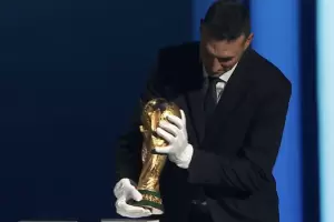 Scaloni entreg la Copa del Mundo en el sorteo del Mundial 2026