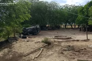 Fuerte vuelco en Catamarca: perdi el control y termin dentro de una vivienda