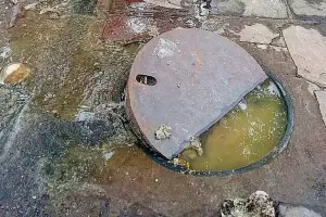 Lluvias y desbordes cloacales: Aguas de Catamarca acusa a las conexiones clandestinas