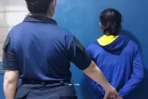 Aprehenden a una mujer y recuperan un celular