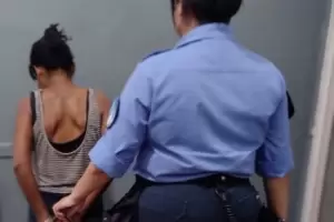 Aprehendieron a una mujer tras un intento de ingreso a una escuela