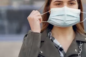 Escuelas cerradas y hospitales saturados: Reino Unido en alerta por brote de gripe H3N2