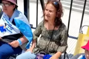 Jubilados se encadenaron frente al Congreso para reclamar contra el ajuste de Milei