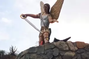 Bendijeron la imagen de San Miguel Arcngel en el Santuario de la Gruta