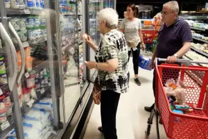 Atencin jubilados: cmo acceder a descuentos del 50% y ahorrar hasta $40.000 en supermercados