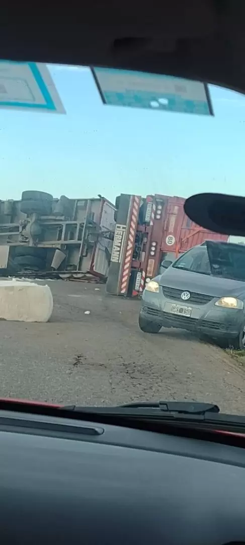 Catamarca: un camión volcó en la Ruta Provincial 20