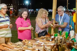 Artesanas de cermica y madera se lucen en la Feria del Patio