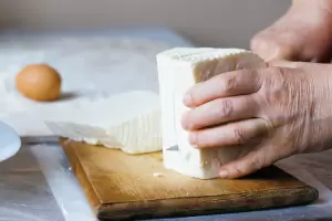 Alerta: detectaron una peligrosa bacteria en un queso cremoso de una reconocida marca