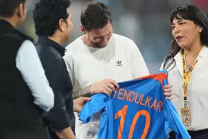Messi en India: ovaciones en Bombay, cruce de leyendas y un "free kick" que nunca lleg