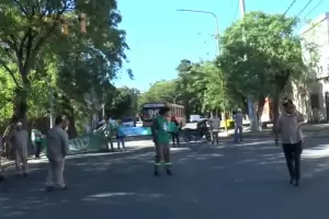 Municipales de Fray Mamerto Esqui� profundizan la protesta en reclamo del bono