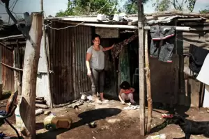 Pisos de tierra y pobreza: 300 mil familias viven en condiciones que afectan el desarrollo infantil