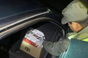 Embistieron un control de Gendarmer�a: llevaban 5 mil paquetes de cigarrillos y un arma