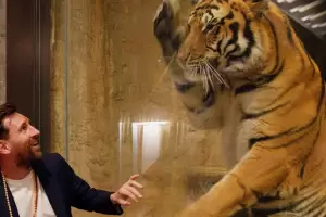 La imagen que recorri� el mundo: Messi se despidi� de la India como un turista m�s