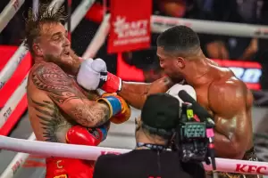 VIDEO: Anthony Joshua noque� a Jake Paul y le rompi� la mand�bula