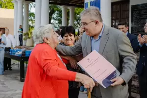 Jalil entreg� m�s de 100 escrituras a familias de la Capital y del interior