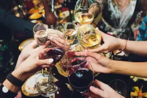 Alcohol y fiestas: una experta derriba un mito hist�rico sobre el consumo de alcohol